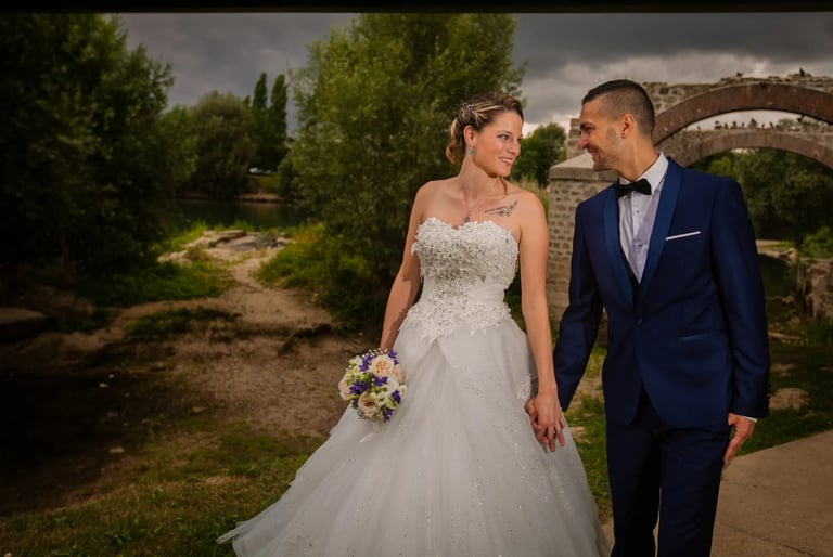 couple, main dans la main, chemin de campagne, paysage pont, mariage, smoking, bouquet de fleurs, henrickphoto