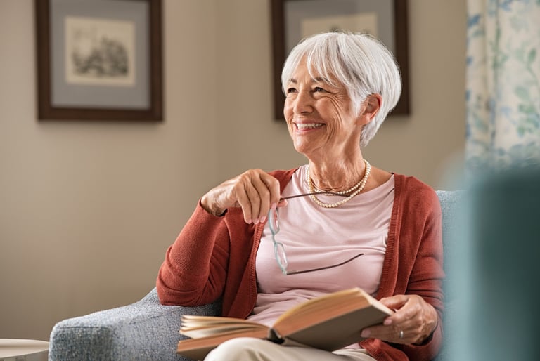 Mujer mayor disfrutando de la lectura, una excelente forma de estimulación cognitiva para fortalecer