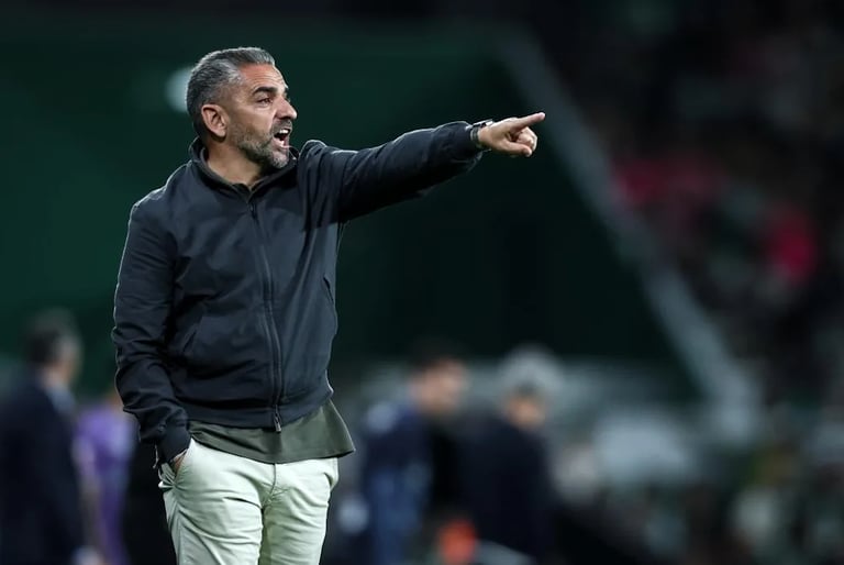 Titulares do ultimo jogo da Champions treinam a parte.