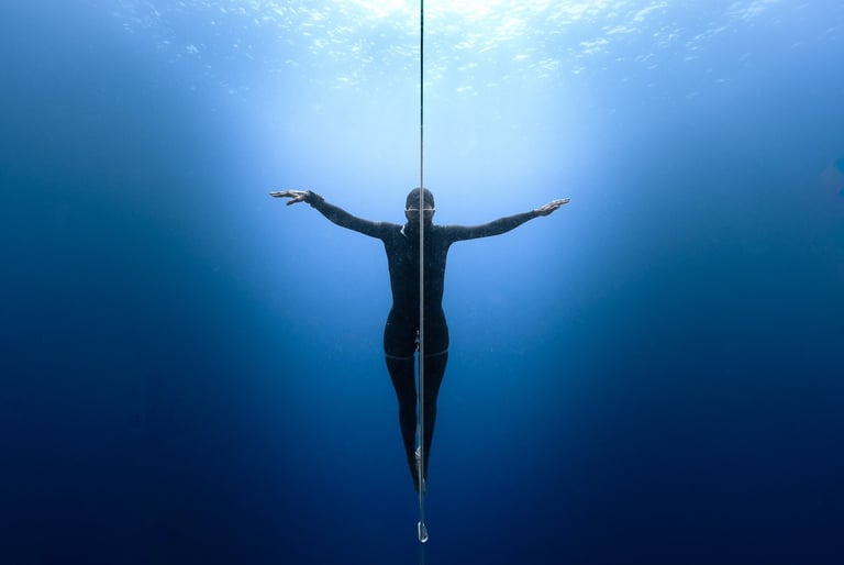 freediving competition photography athlete Helena Bourdillon underwater Laura Mommicchi
