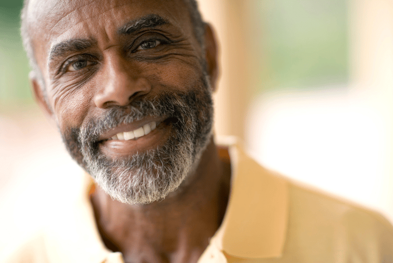 Personne âgée qui sourit