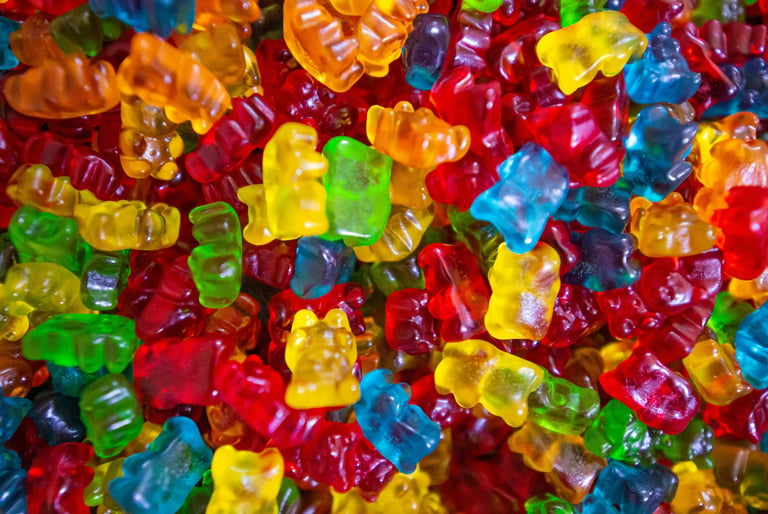 Close-Up von einem Haufen bunter Gummibärchen.