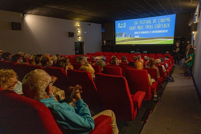 Le cinéma du 7ième art est un petit cinéma très familial situé tout près du mas de l'Encos du Soleil le Vent en Drôme Proven