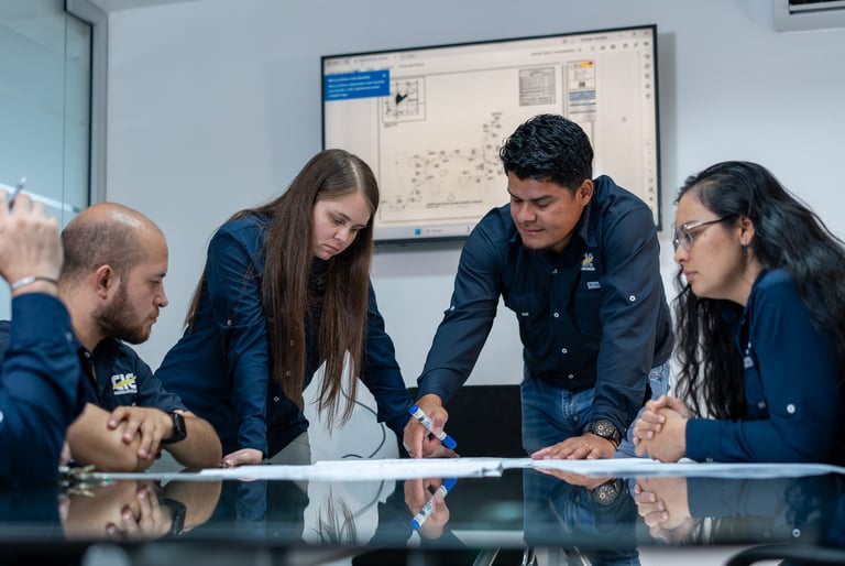 ingenieros eléctricos en reunion corporativa organizando proyecto de ingenieria cr