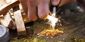 iniciador de fuego de pedernal y acero para crear chispas para una fogata de supervivencia