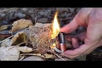 batería y lana de acero para encender yesca para una fogata de supervivencia