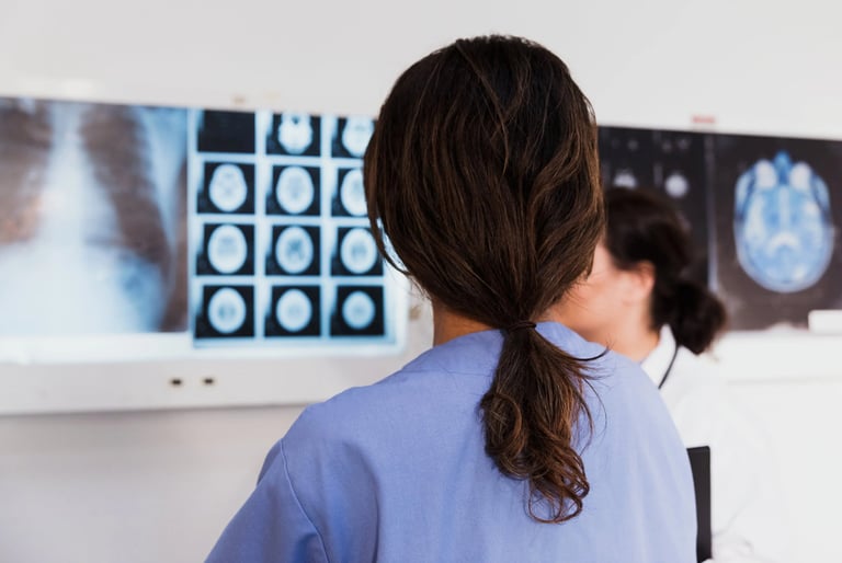 Arzt bei Untersuchung von Röntgenbildern – meta radiologie