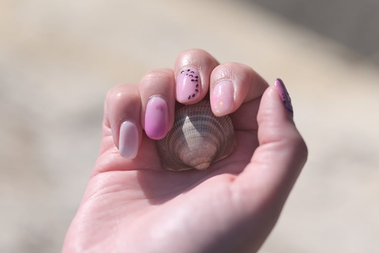 Vernis semi-permanent girly pour l'été réalisé vers Béziers