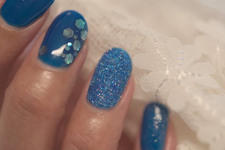 Vernis semi-permanent bleu avec paillettes pour une occasion spéciale  proche Vendres