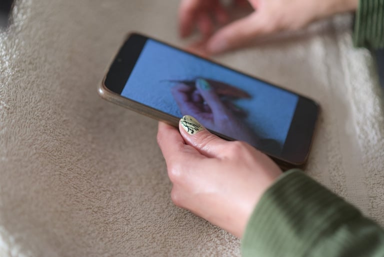 Pose avec Fiber Base pour des ongles naturels renforcés près de valras 