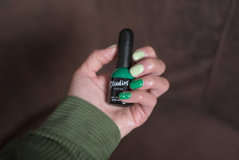 Pose avec Fiber Base pour des ongles naturels renforcés à Sauvian
