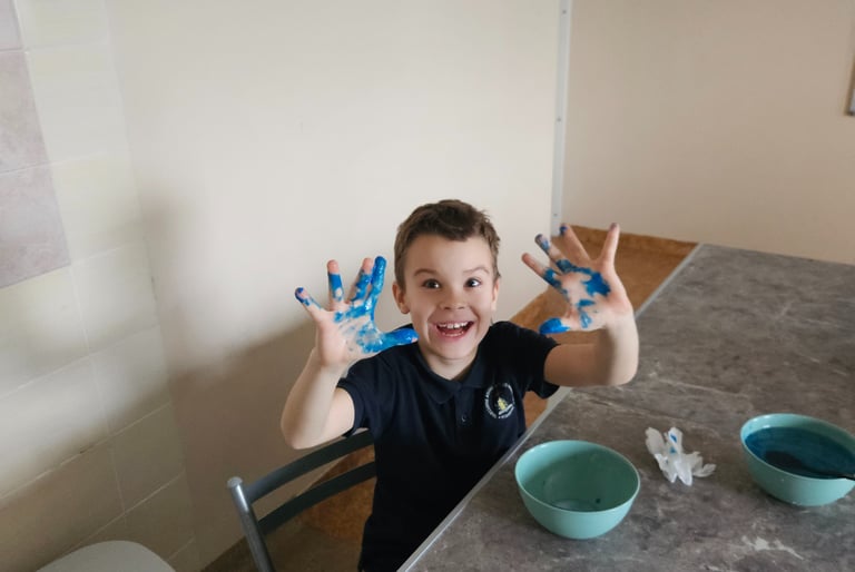 Berniukas gamina slaimą