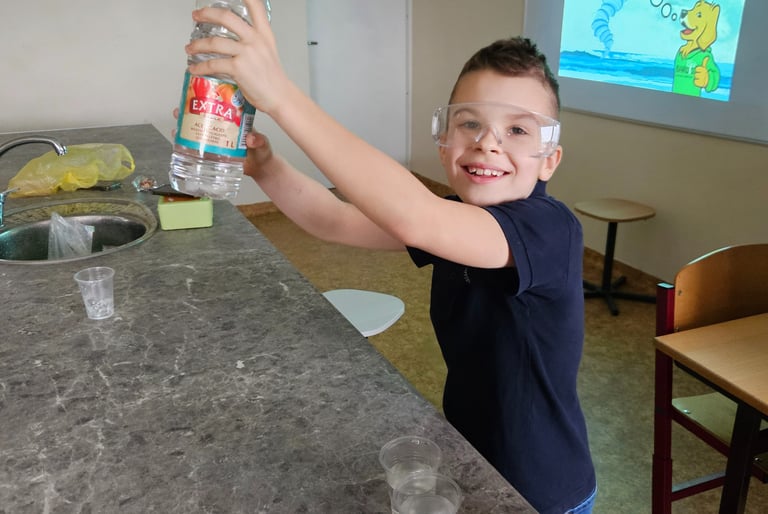 Vaikas ruošiasi pilti actą