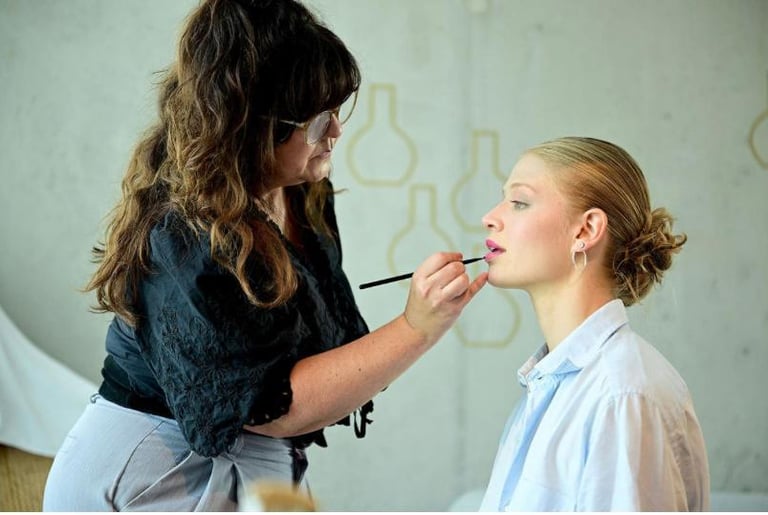 Sabin beim Fotoshooting am Schminken 