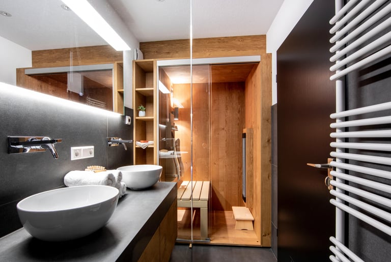 Integrierte Saune in einem Badezimmer