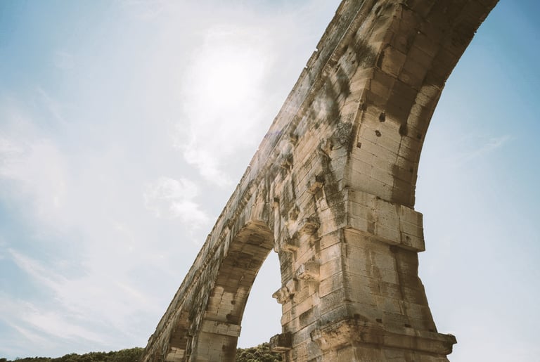 picture of a roman aqueduc