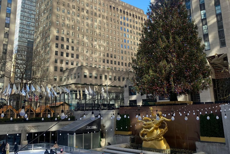arbol y pista de patinaje en rockefeller center