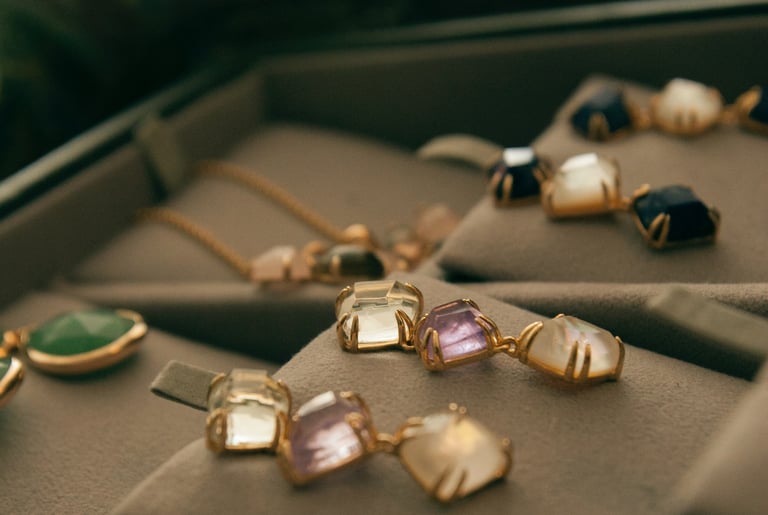 Gemstones necklace and earrings. 