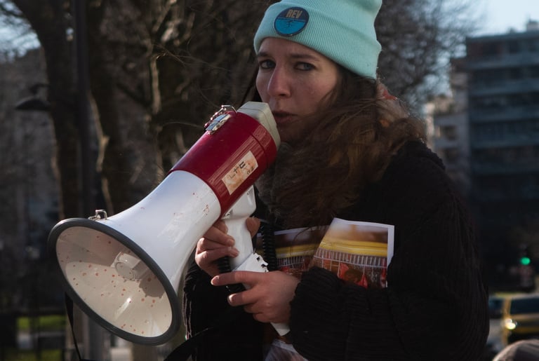 azelma sigaux manif mégaphone rev