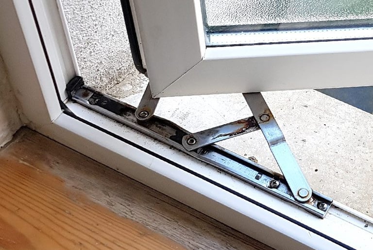 picture of a broken upvc window hinge