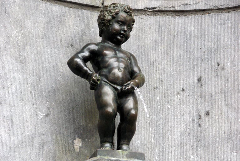 una estatua de un niño orinando