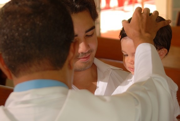 Fotógrafo infantil Ricco Gnocchi registrando um batizado.