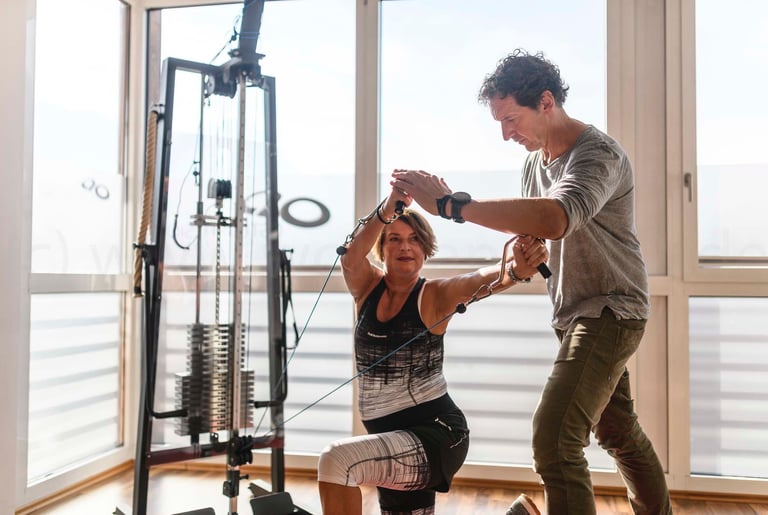 Trainingsraum mit Therapie am Seilzug