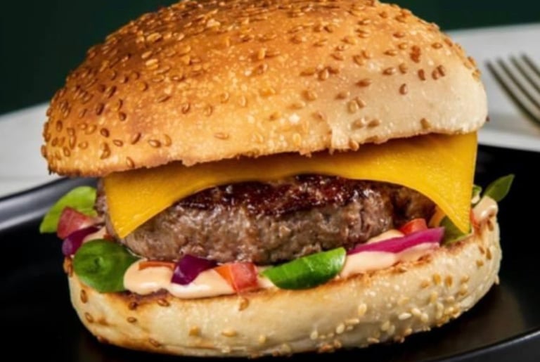 burger avec steak haché cheddar et de la sauce