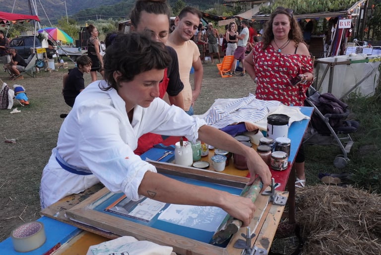 Ragazza che fa serigrafia all’aria aperta