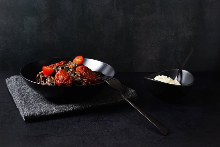 tagliatelles a l' encre de seche aux tomates sechees-thlmphoto