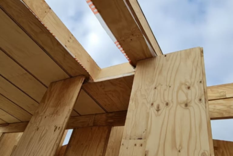 Montagem de painéis prefabricados em CLT no canteiro de obras na Holanda