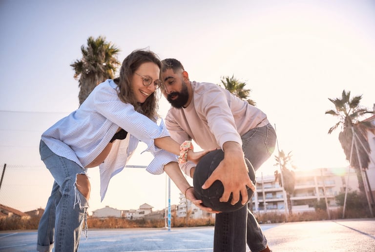 photo atypique d’une séance de basketball intégrée à un shooting grossesse, ambiance originale