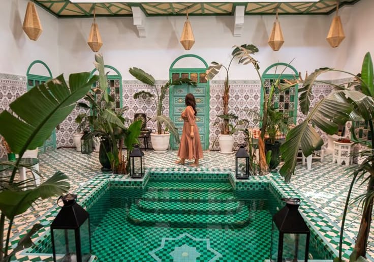 Mercado colorido em Marrakech, Marrocos, turistas explorando souks tradicionais.