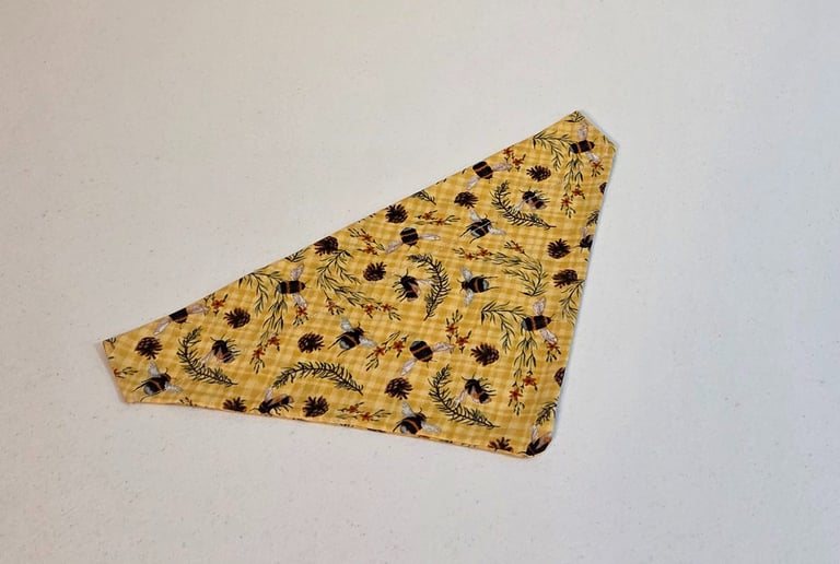 a triangle shaped piece of cloth with a pattern of flowers