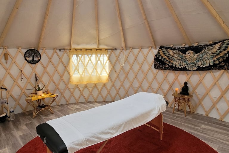 table de massage dans yourte soins énergétiques Le Chemin de la Chouette Abbaretz 44