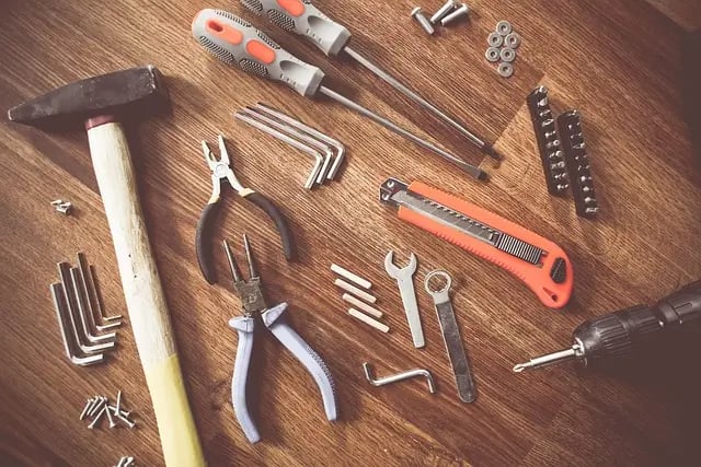 ensemble d'outil à main posé sur une table en bois