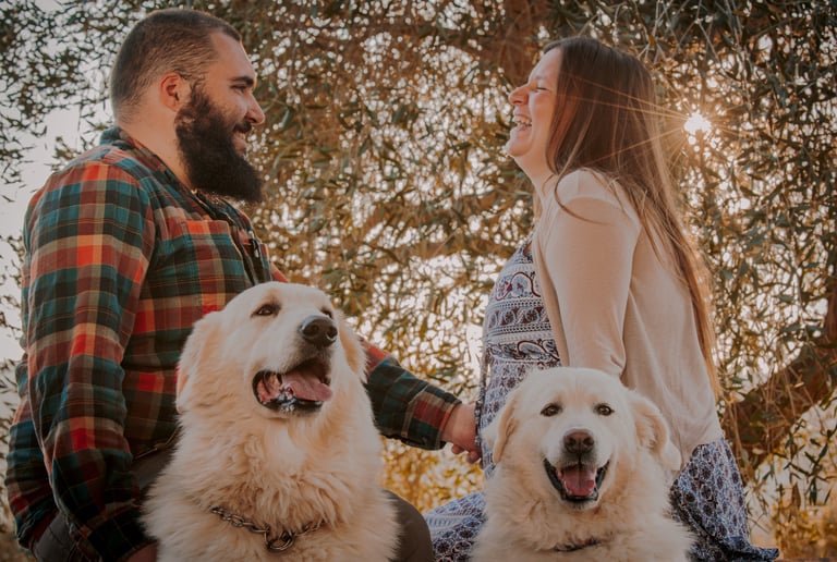 uomo e donna incinta con due cani