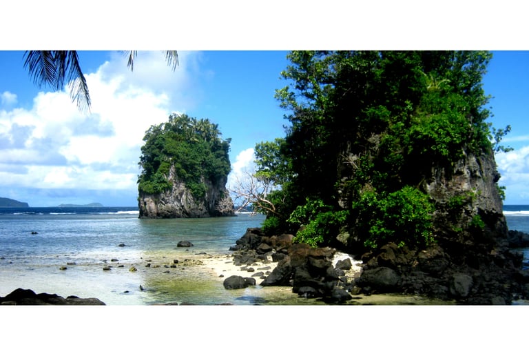 Vista panorâmica do Fatu-ma-Futi, o icônico cartão-postal de Pago Pago, Samoa Americana, com o mar azul e penhascos verdes ao