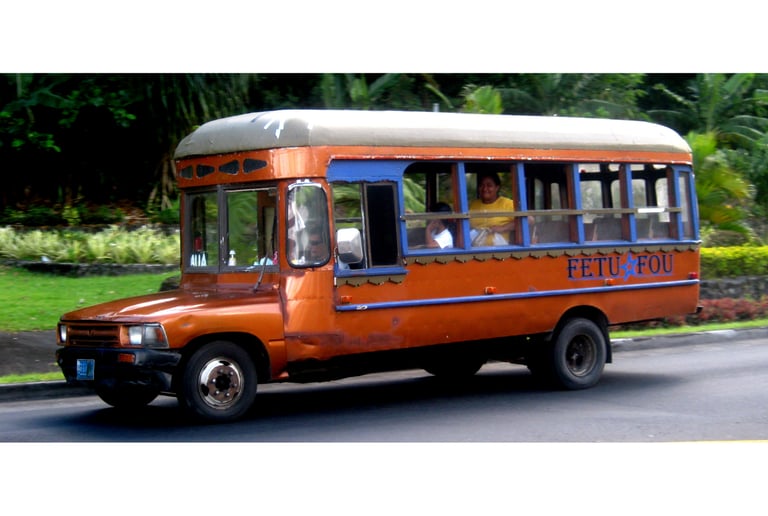 Ônibus turístico de Pago Pago percorrendo a ilha, oferecendo passeio tradicional