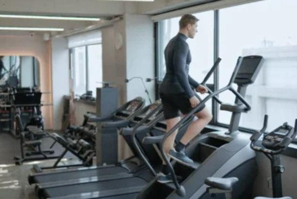 Treino de Simulador de Escada para Perda de Peso: O Que É, Para Que Serve, Benefícios e Resultados