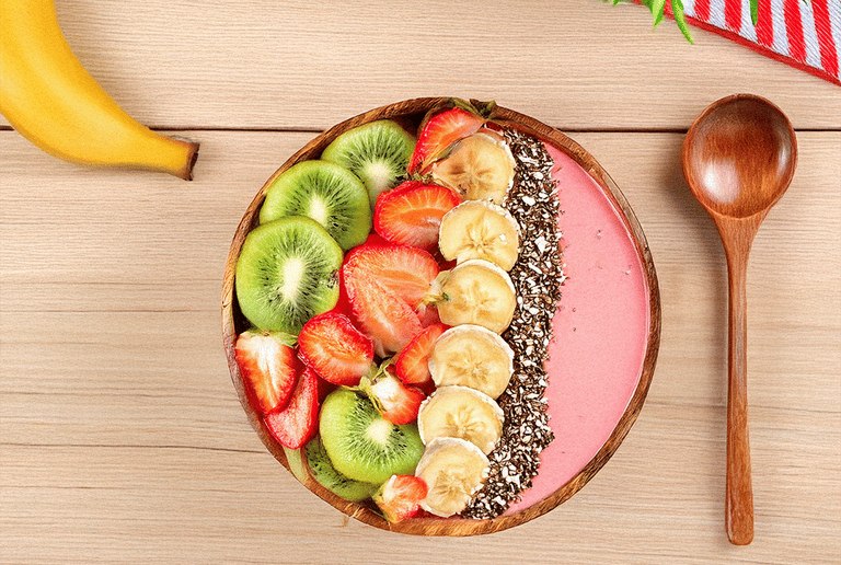"Un tazón de frutas y una cuchara en él."