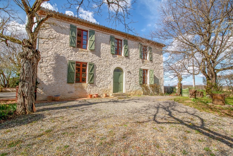 Photographie immobilière d’un presbytère avec lumière naturelle
