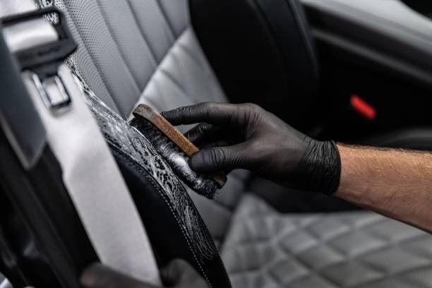 Interjööri hooldus: Siin on kujutatud auto sise hooldamist, sealhulgas puhastamist ja värskendust