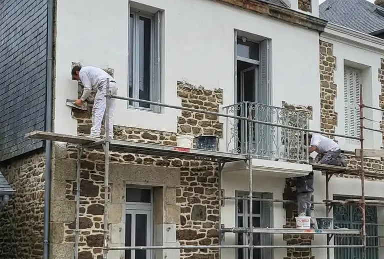 Chantier de ravalement sur une façade en pierre par DM Rénovation, artisan expert dans le Finistère
