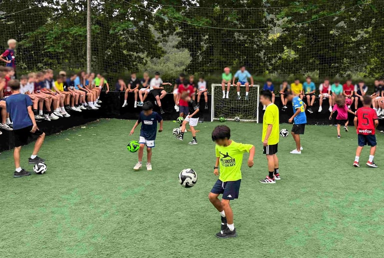 Freestyler interactuando con asistentes en un evento con actividades y desafíos de fútbol