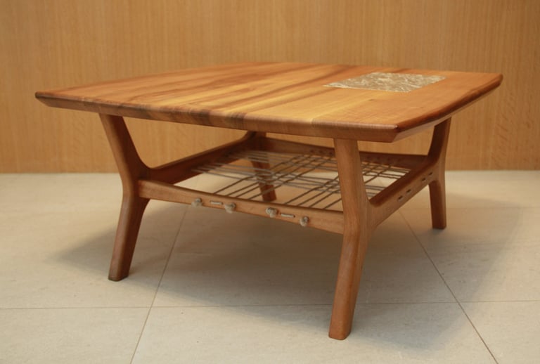 Salontafel op maat. Notelaar.