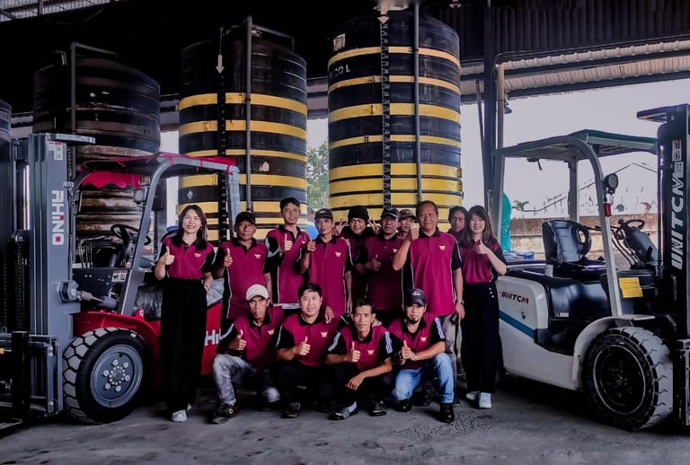 foto seluruh karyawan gudang