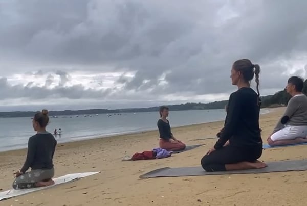Séance de Yoga sur la plage Baie de Morlaix