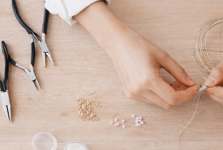  Joyera que utiliza alicates y alambre para crear accesorios hechos a mano con cuentas