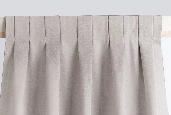 Tête de rideau à plis plat